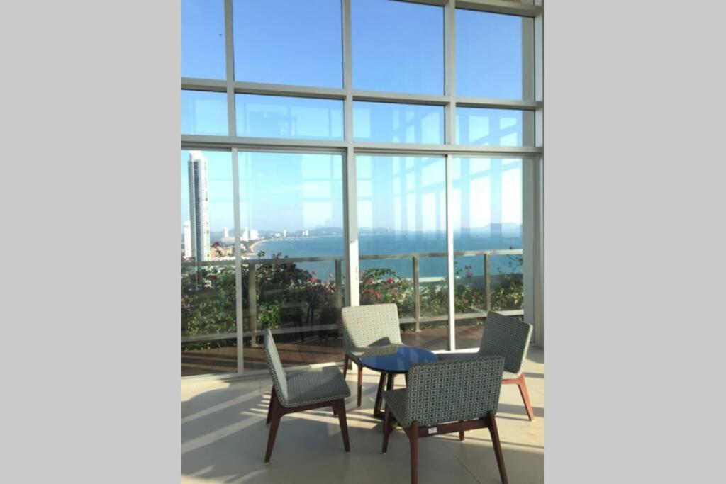 Stunning Seaview Suite Jomtien Beach Buitenkant foto
